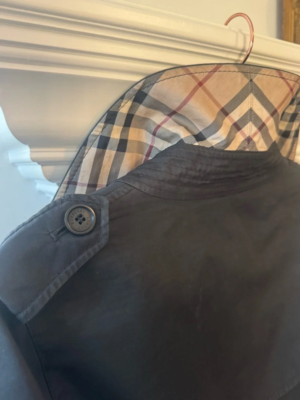 Classic Burberry Black Lightweight Trench Coat - Picture 4 of 6